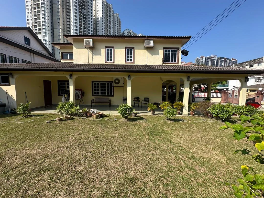Side garden & covered terrace of the Medan Batu Caves home